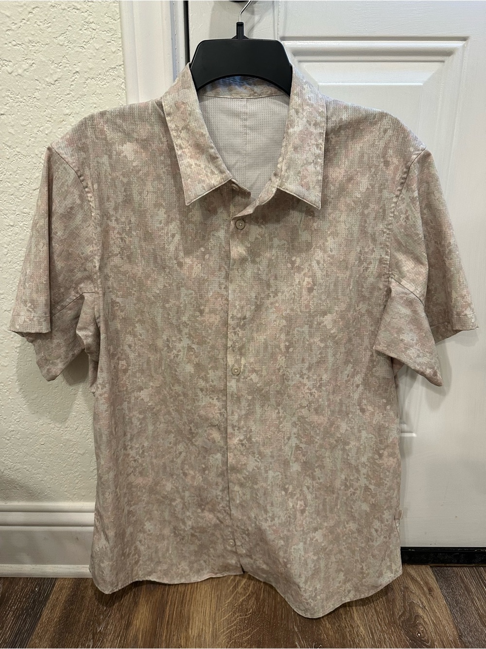 Lululemon Men's Short-Sleeve Button-Up Airing Easy Shirt in Pale Blush Print